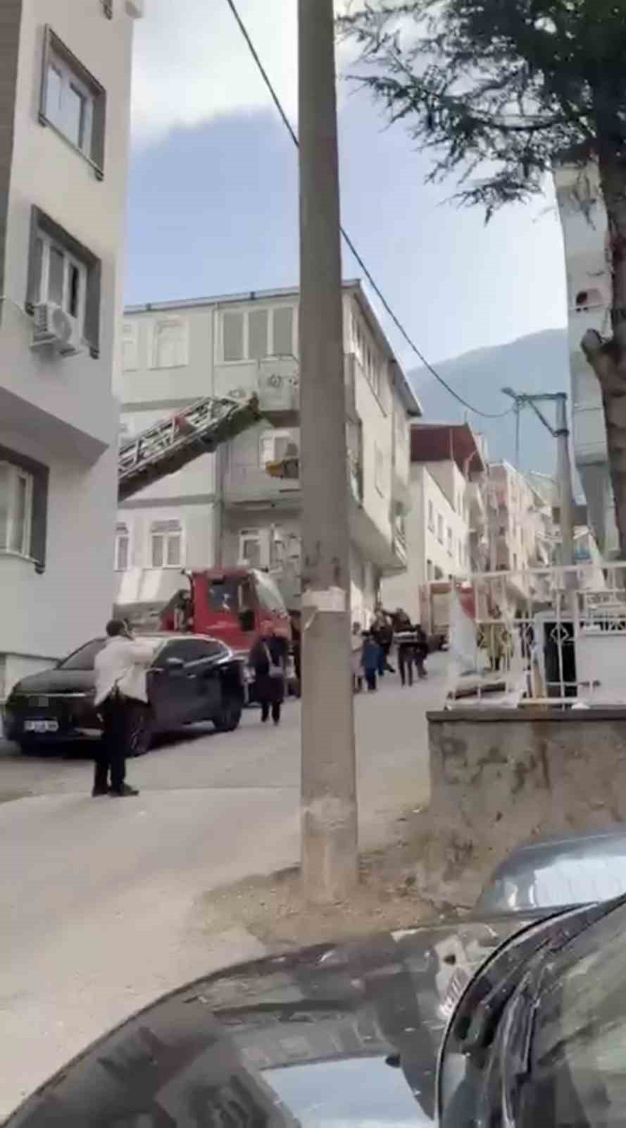 Teslim olmamak için kendini balkona kilitledi: Müzakereci ekipler sevk edildi
