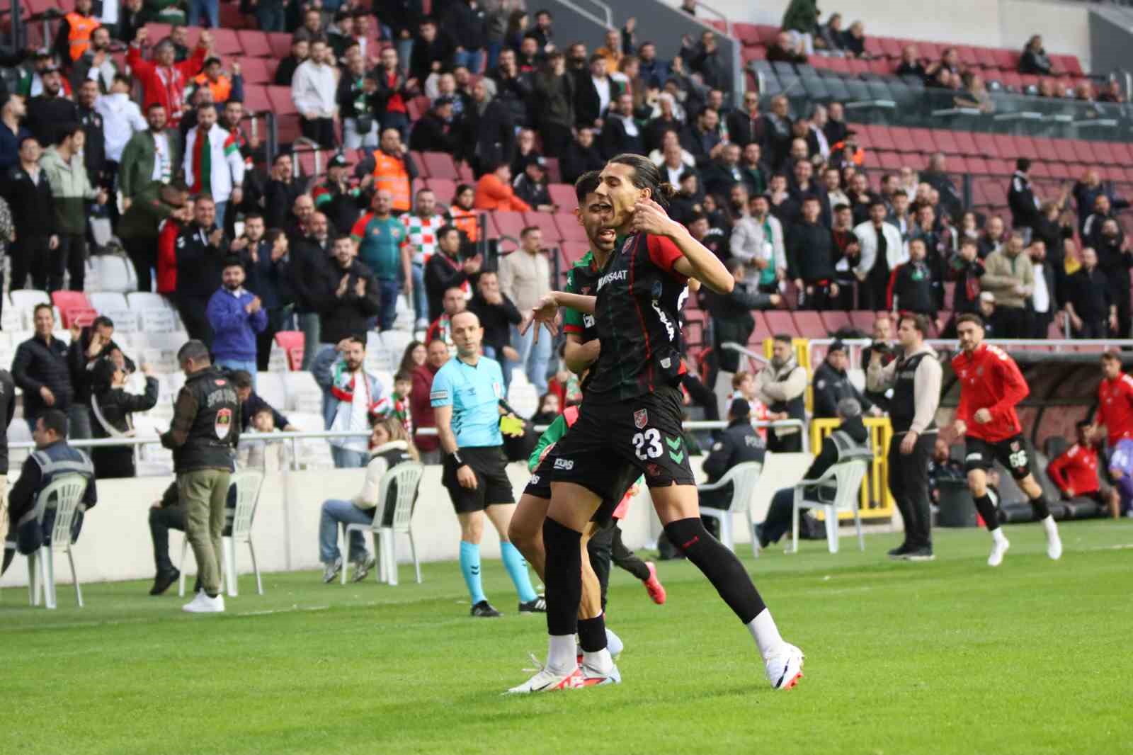 TFF 3. Lig: Karşıyaka: 3 - İzmir Çoruhlu FK: 1
TFF 3. Lig: Karşıyaka: 3 - İzmir Çoruhlu FK: 1