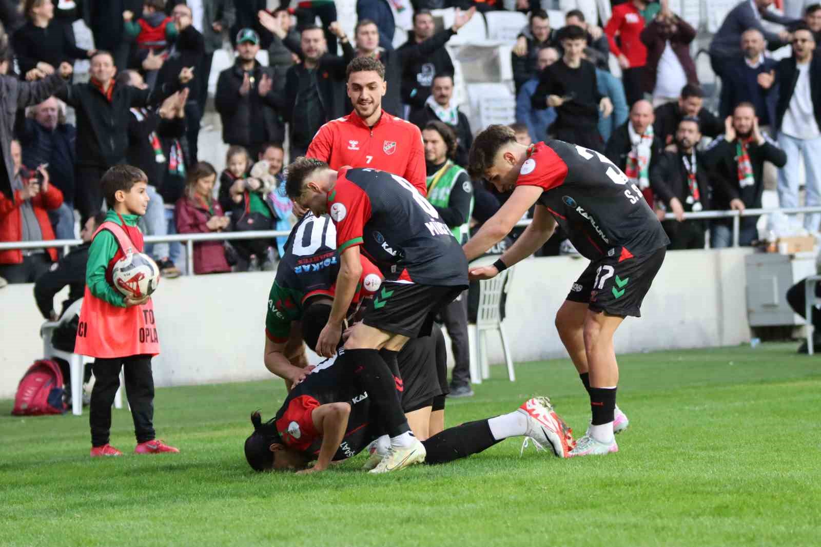 TFF 3. Lig: Karşıyaka: 3 - İzmir Çoruhlu FK: 1
TFF 3. Lig: Karşıyaka: 3 - İzmir Çoruhlu FK: 1