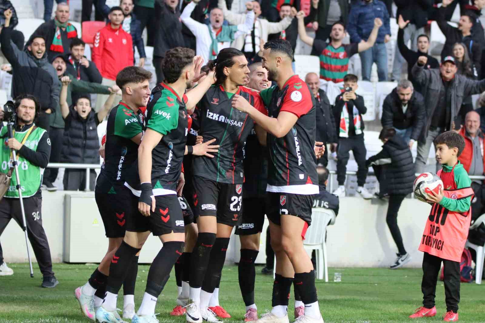 TFF 3. Lig: Karşıyaka: 3 - İzmir Çoruhlu FK: 1
TFF 3. Lig: Karşıyaka: 3 - İzmir Çoruhlu FK: 1
