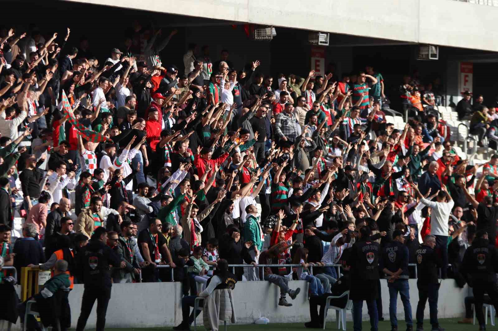 TFF 3. Lig: Karşıyaka: 3 - İzmir Çoruhlu FK: 1
TFF 3. Lig: Karşıyaka: 3 - İzmir Çoruhlu FK: 1