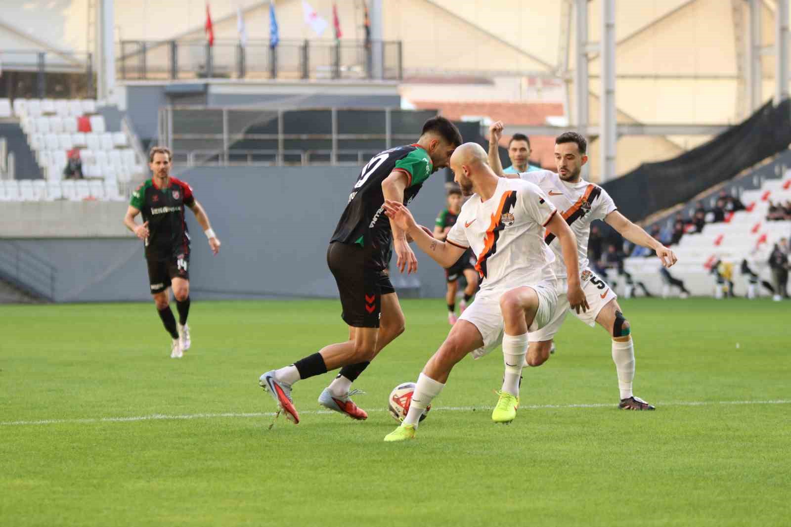 TFF 3. Lig: Karşıyaka: 3 - İzmir Çoruhlu FK: 1
TFF 3. Lig: Karşıyaka: 3 - İzmir Çoruhlu FK: 1