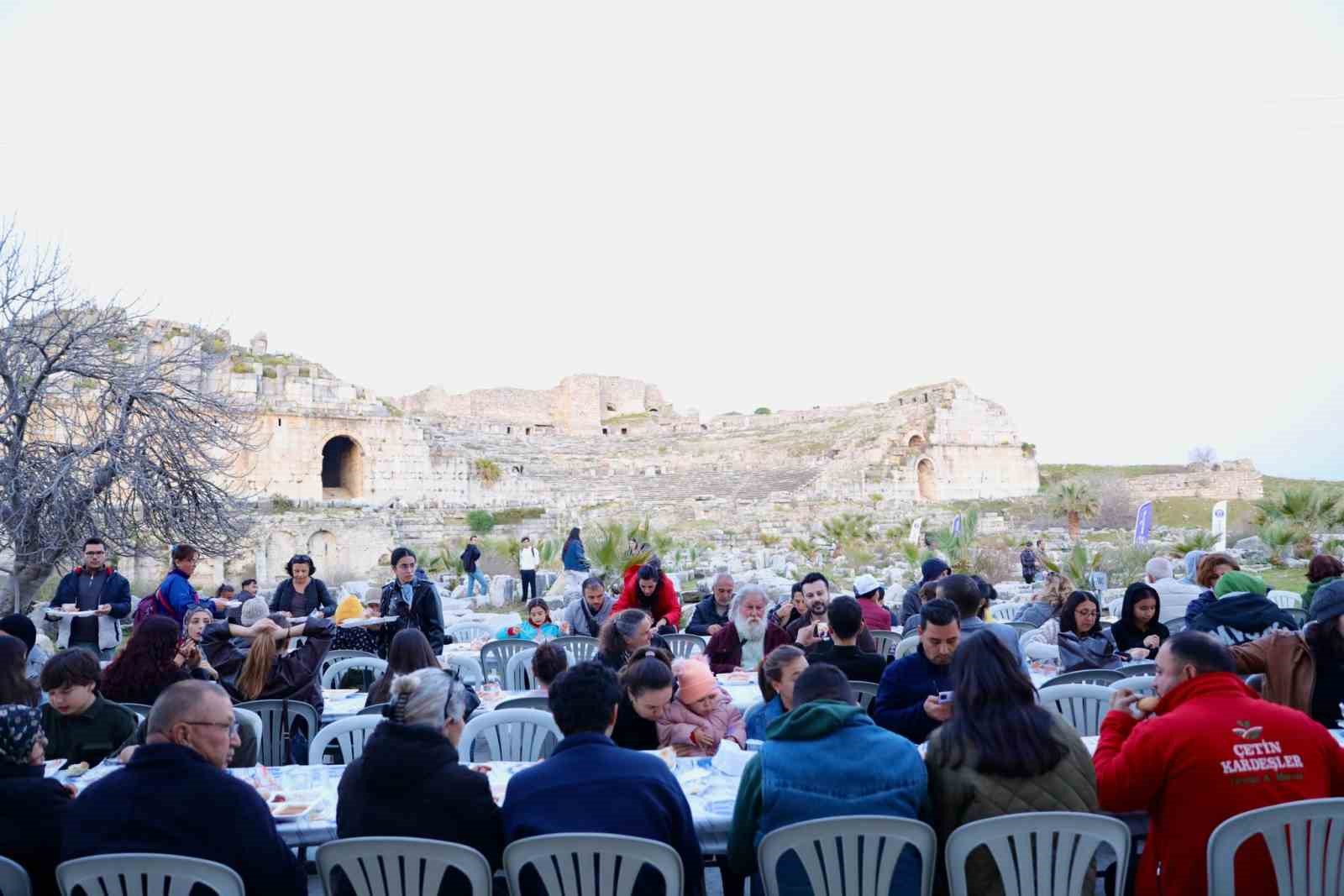 Thales’in kenti Miletos’ta ’Matematik ve Umut’ temalı buluşma gerçekleştirildi
Thales’in kenti Miletos’ta ’Matematik ve Umut’ temalı buluşma gerçekleştirildi