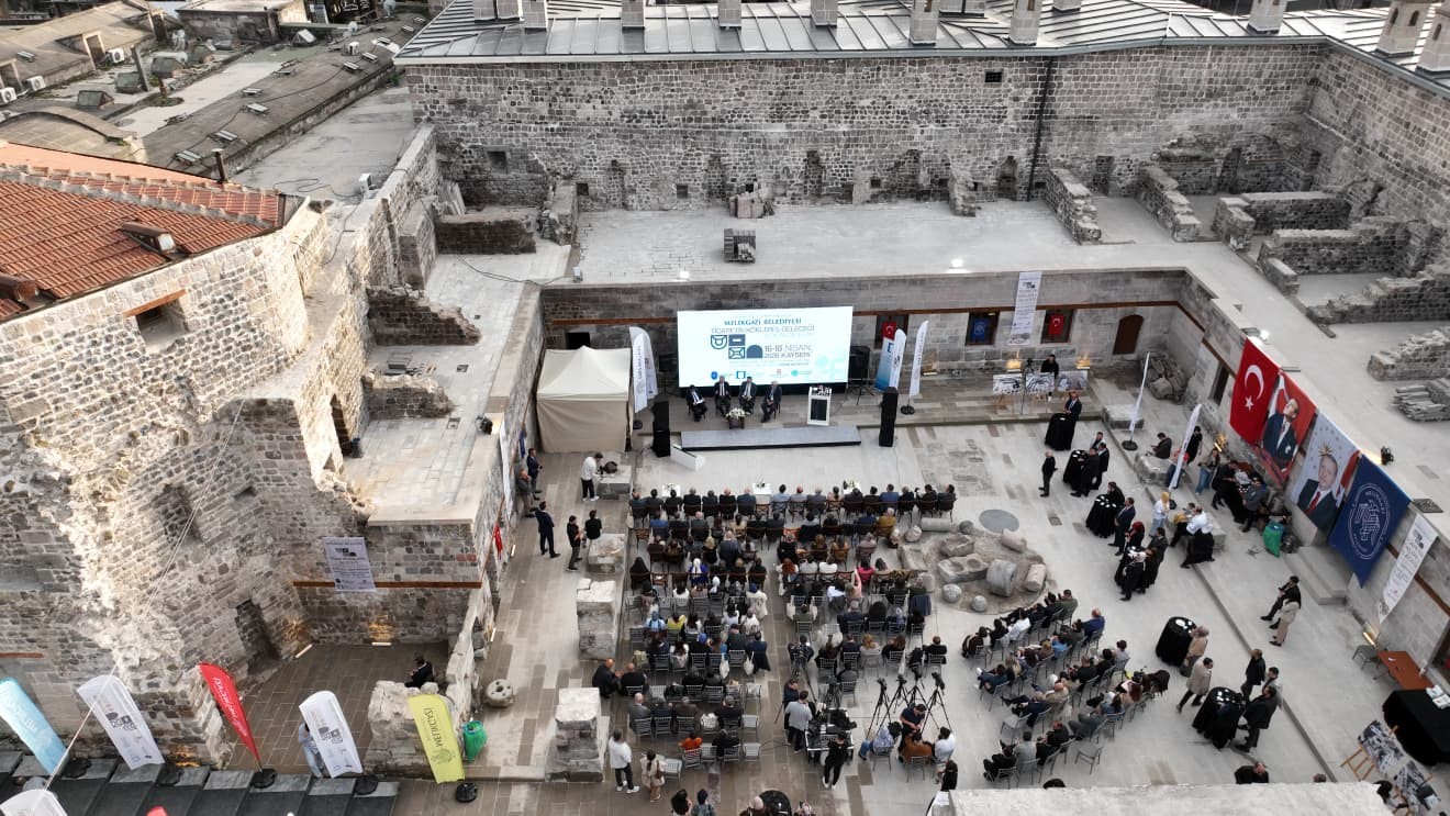 Ticaretin Kökleri ve Geleceği Vizyon Çalıştayı Gön Han’da başladı
