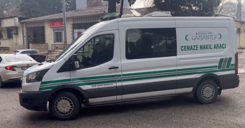 Ticari taksinin çarptığı genç kız hayatını kaybetti: Feci kaza kamerada
