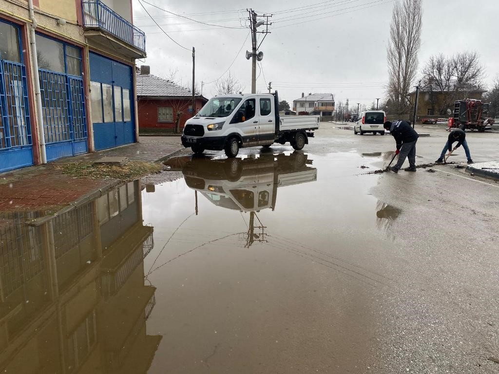 Tıkalı yağmur suyu giderleri açılıyor
