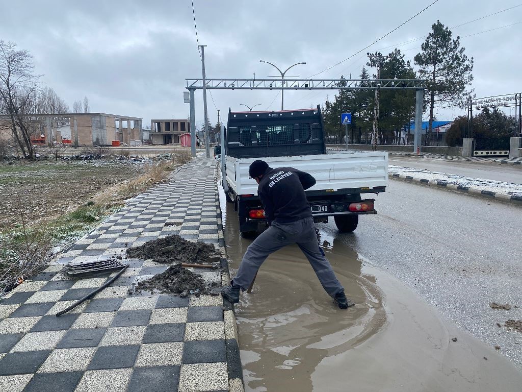 Tıkalı yağmur suyu giderleri açılıyor
