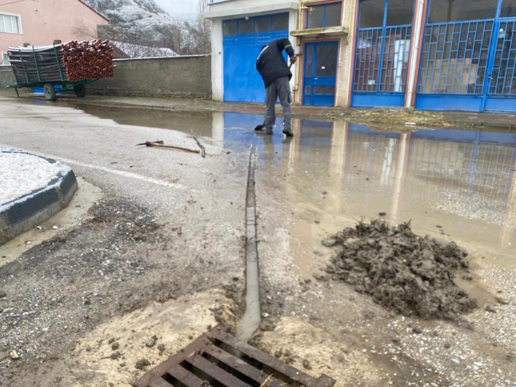 Tıkalı yağmur suyu giderleri açılıyor
