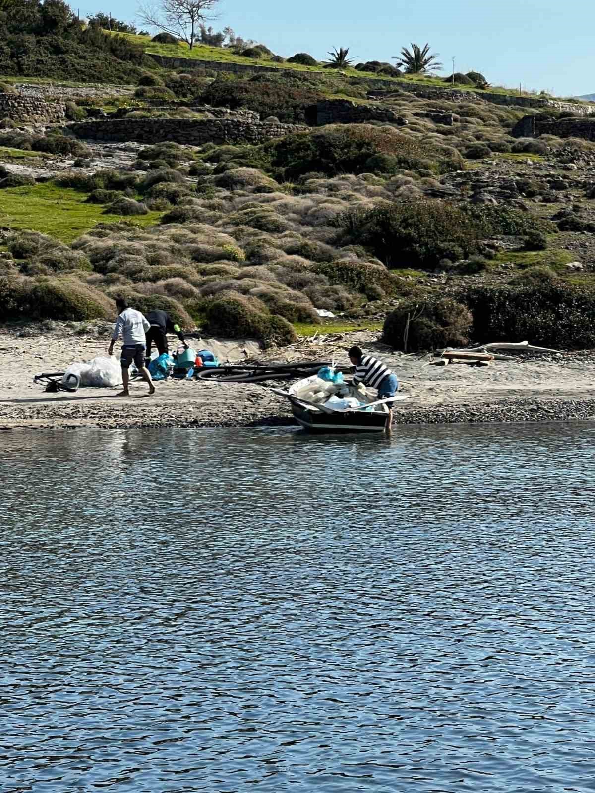 Tilkişen otu toplamaya gittiler, koyu temizlediler
