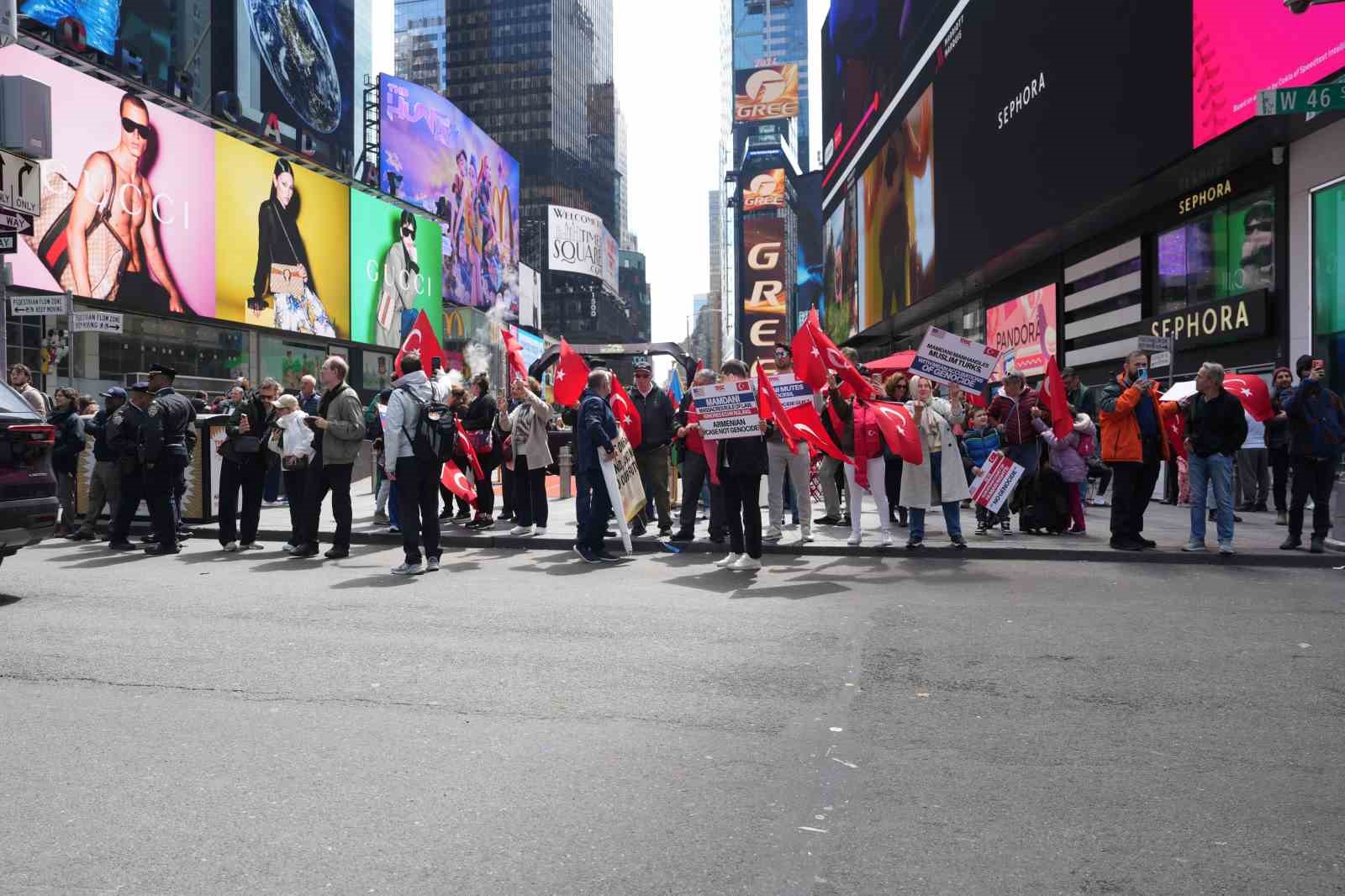 Times Meydanı’nda Ermeni yalanı protestosu
