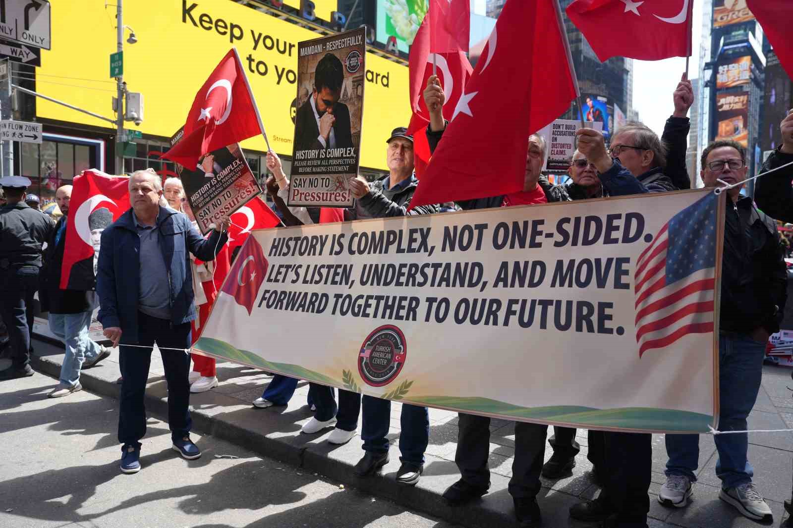 Times Meydanı’nda Ermeni yalanı protestosu
