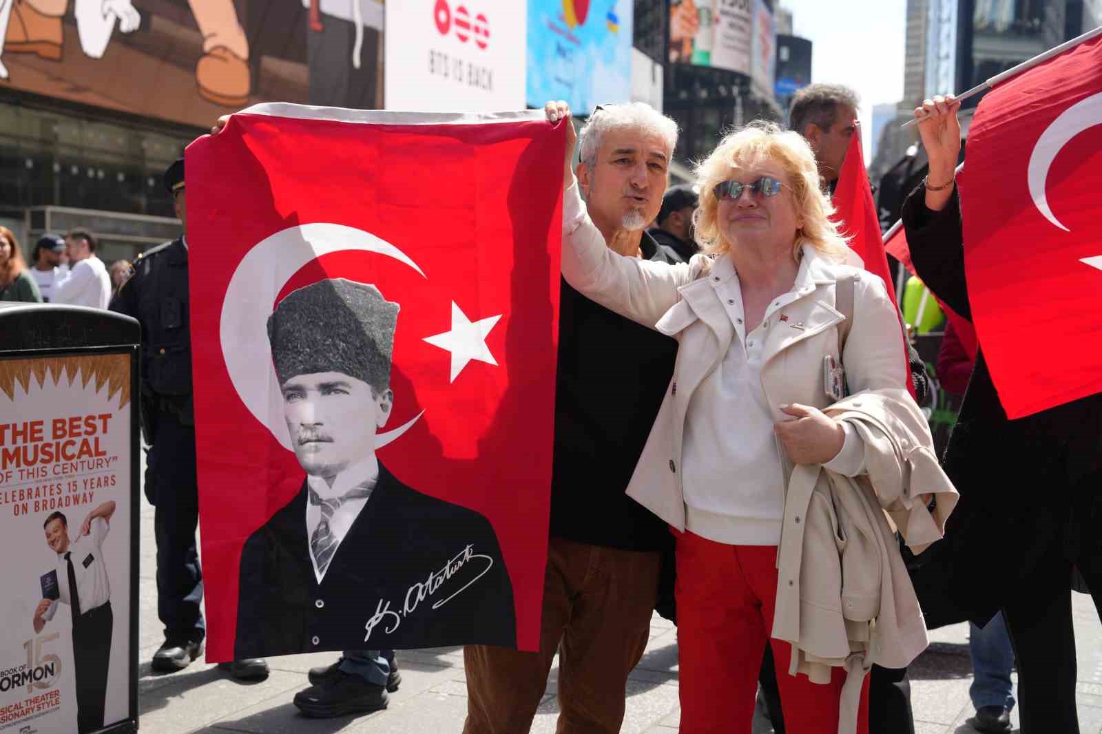 Times Meydanı’nda Ermeni yalanı protestosu
