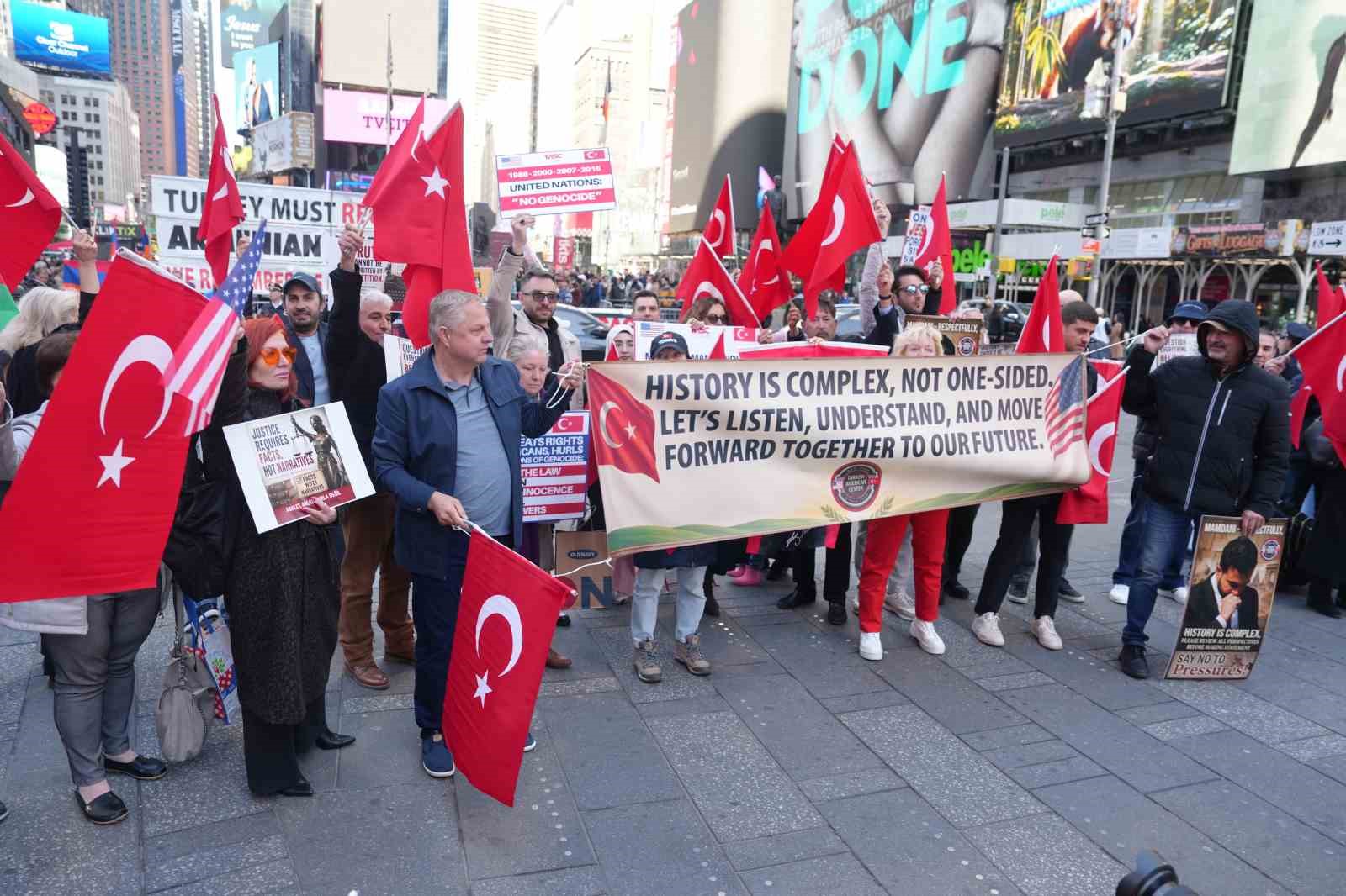 Times Meydanı’nda Ermeni yalanı protestosu
