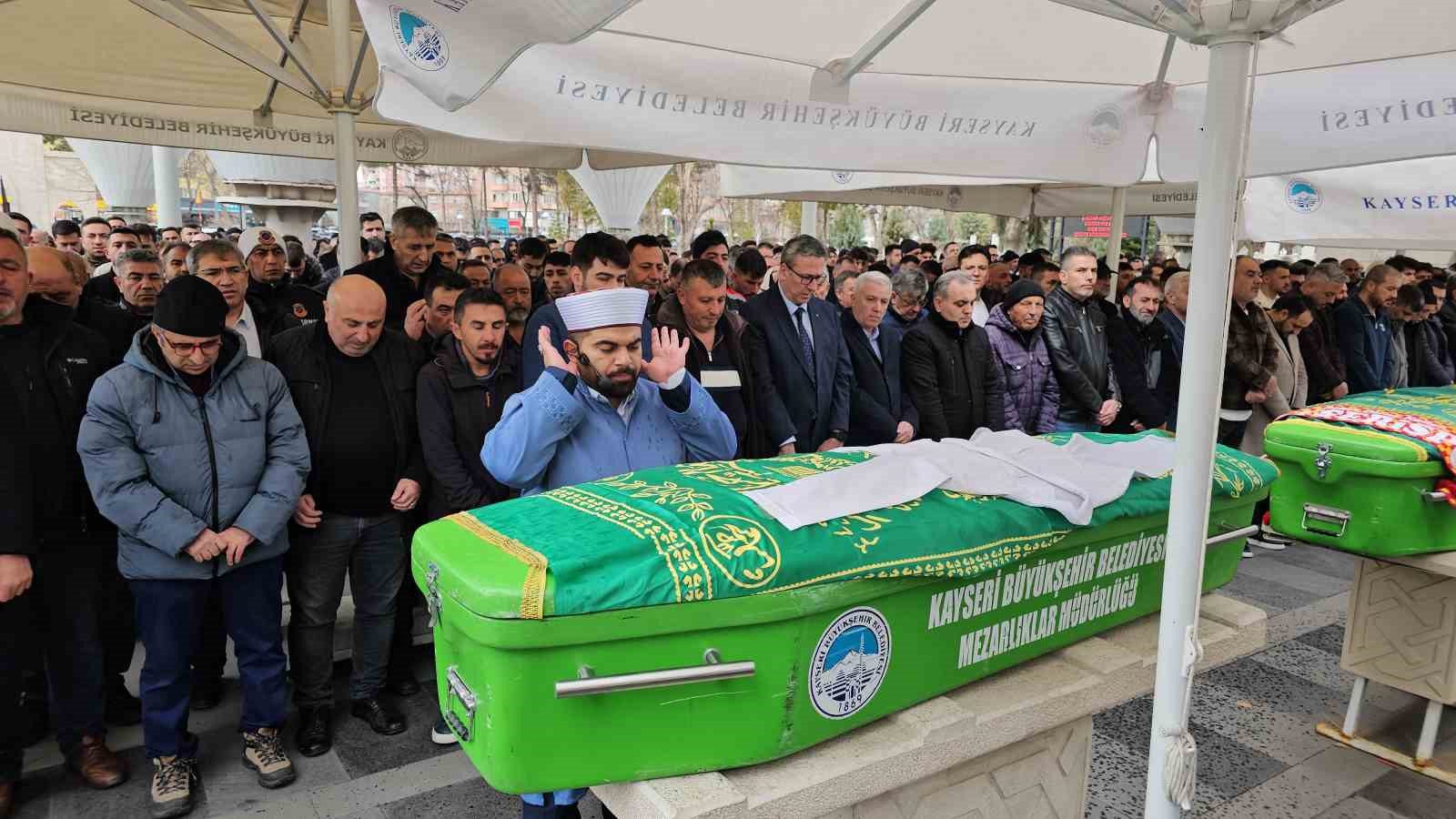 Tıp fakültesi öğrencisi Yaren, hekim önlüğü ile son yolculuğuna uğurlandı
