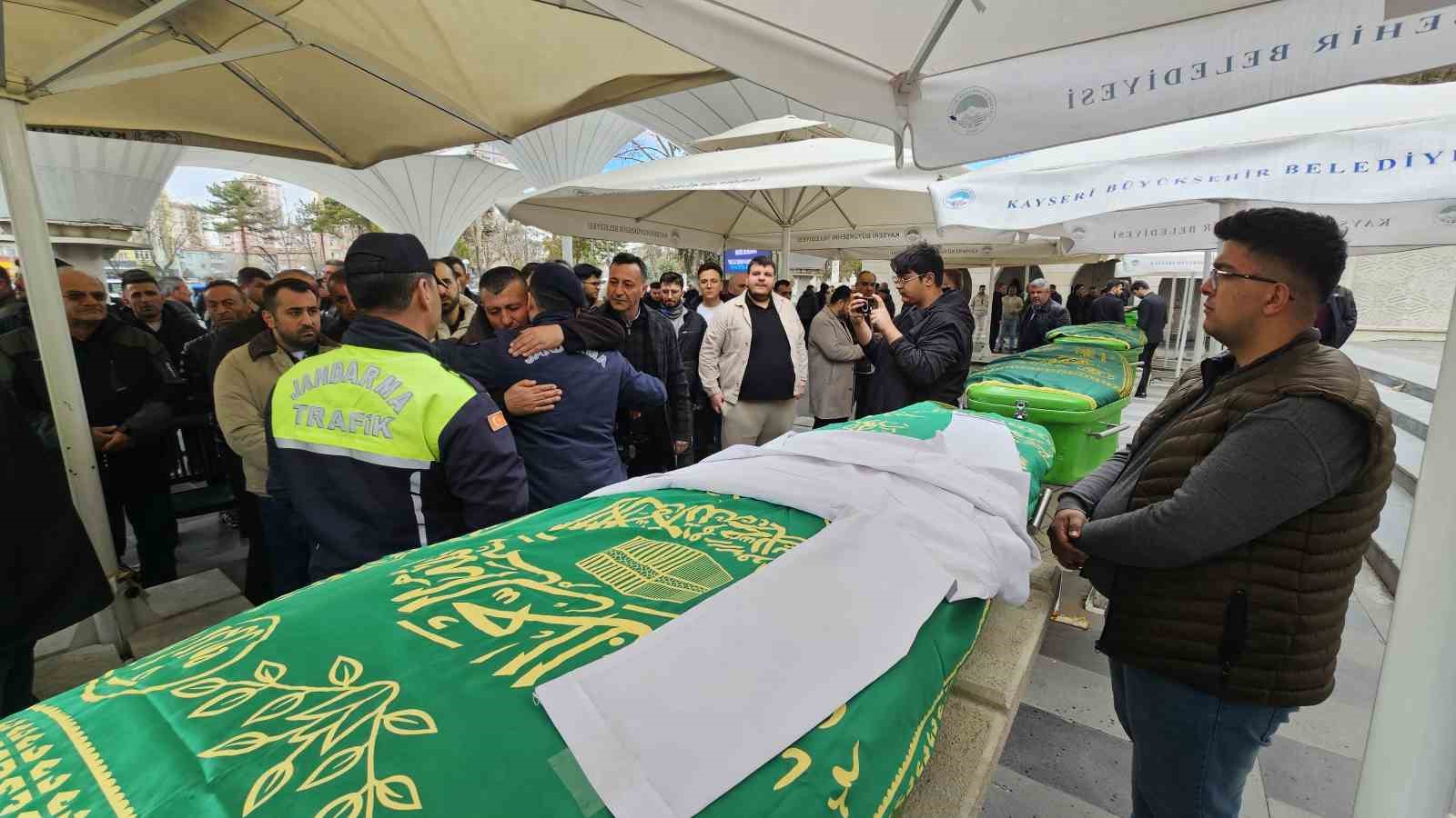 Tıp fakültesi öğrencisi Yaren, hekim önlüğü ile son yolculuğuna uğurlandı
