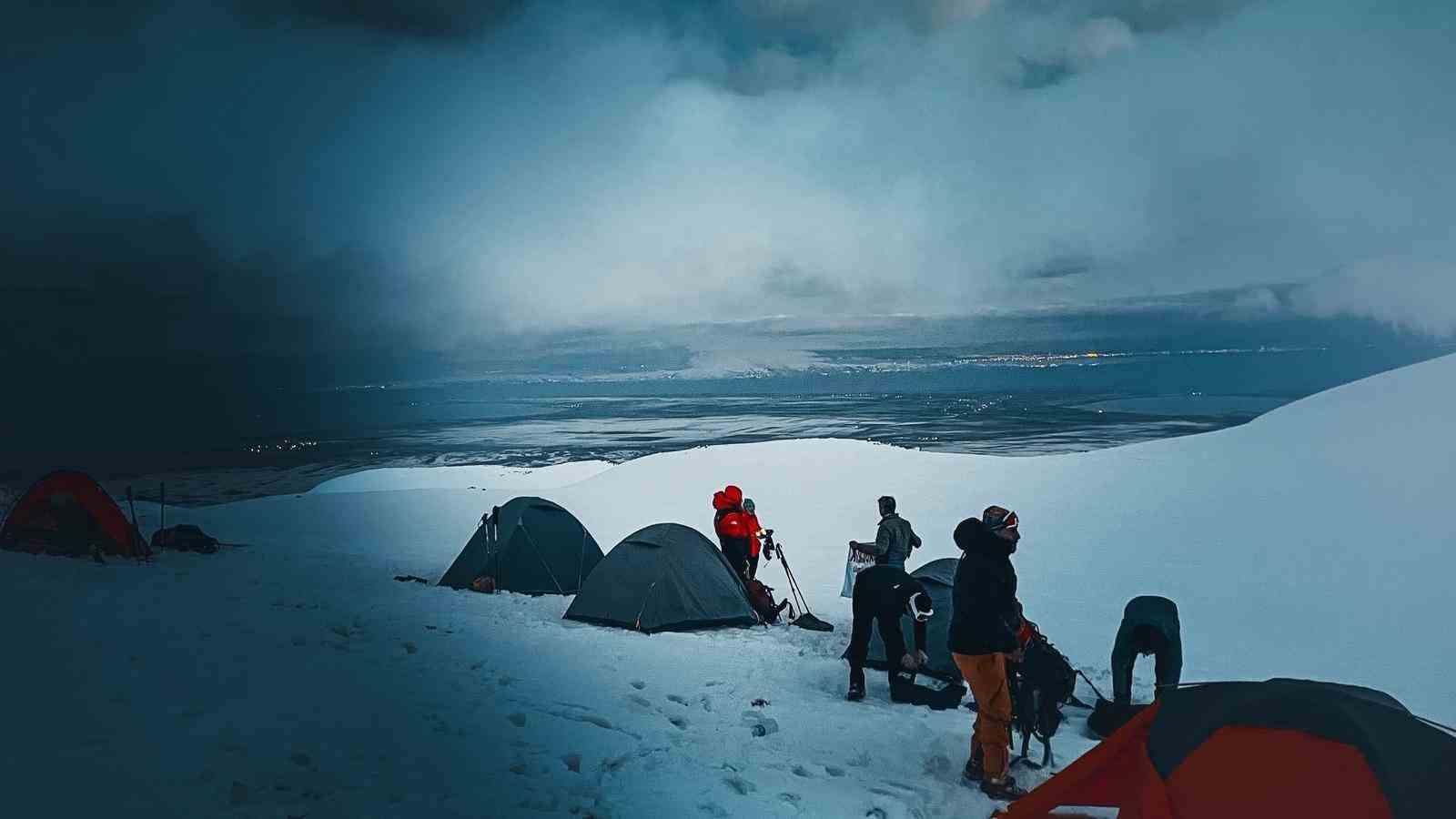 Tipi ve kar yağışı zirve tırmanışına izin vermedi
