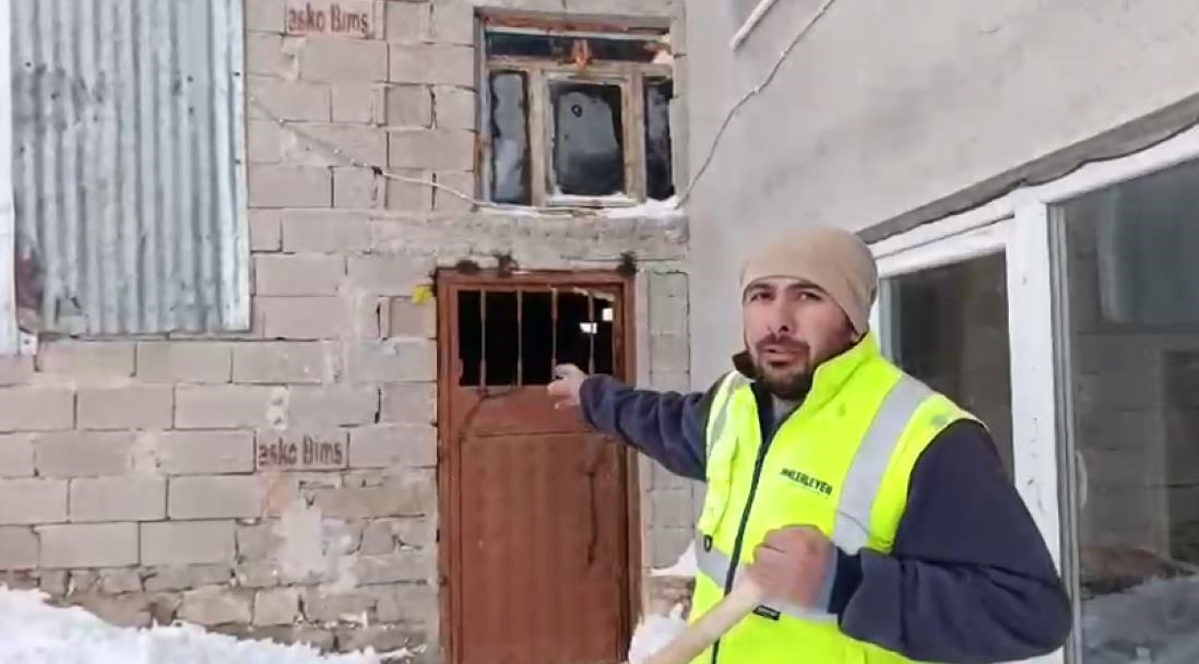 Tipide ahıra saklanan köpek kapıya sıkıştı
