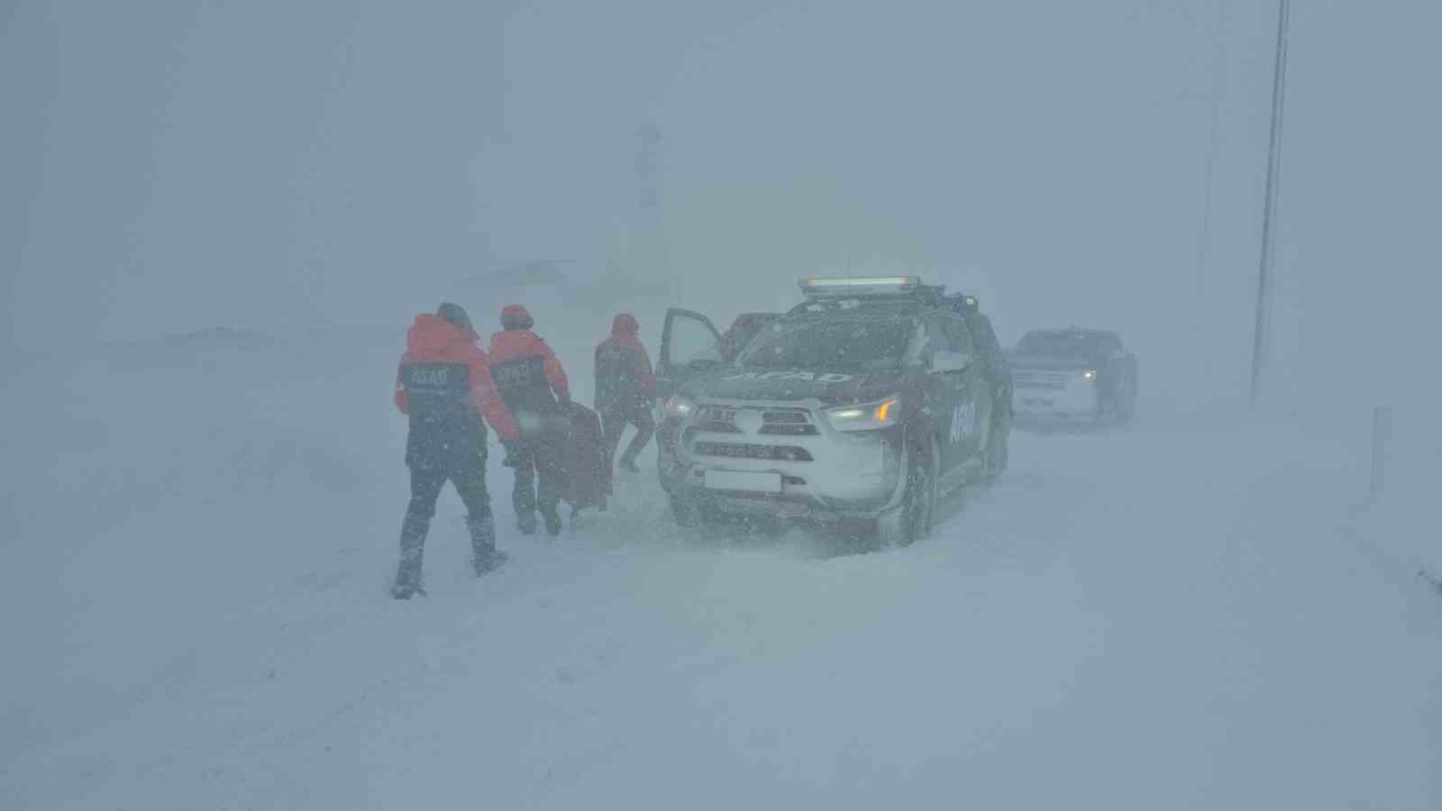 Tipide araçlarıyla mahsur kalan vatandaşları AFAD ekipleri kurtardı

