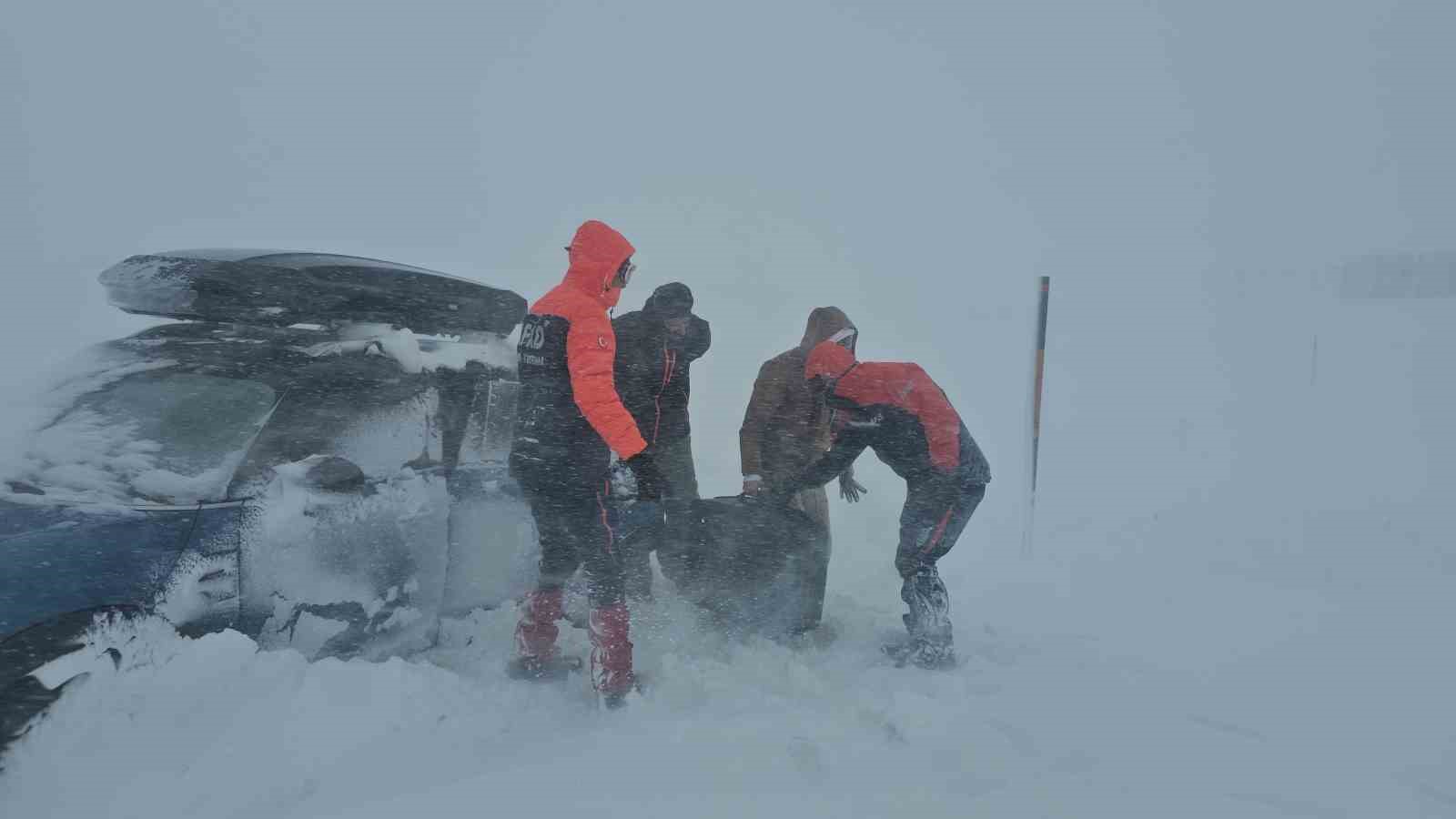 Tipide araçlarıyla mahsur kalan vatandaşları AFAD ekipleri kurtardı
