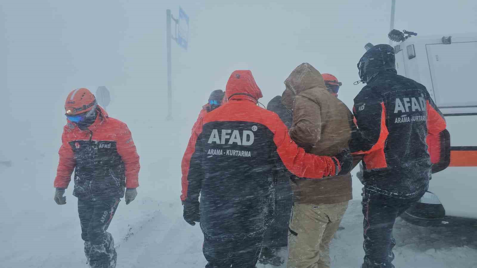 Tipide araçlarıyla mahsur kalan vatandaşları AFAD ekipleri kurtardı
