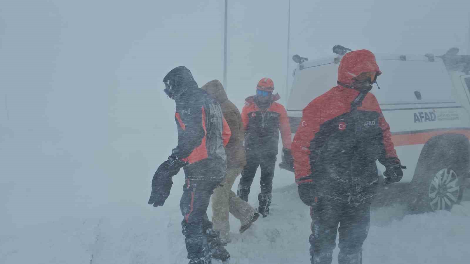 Tipide araçlarıyla mahsur kalan vatandaşları AFAD ekipleri kurtardı
