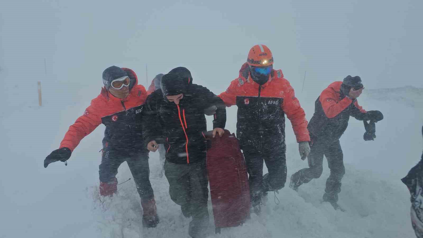 Tipide araçlarıyla mahsur kalan vatandaşları AFAD ekipleri kurtardı
