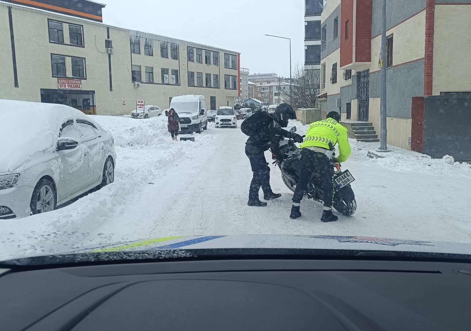 Tipiye rağmen görev başındaki polisler yolda kalanların yardımına koştu
