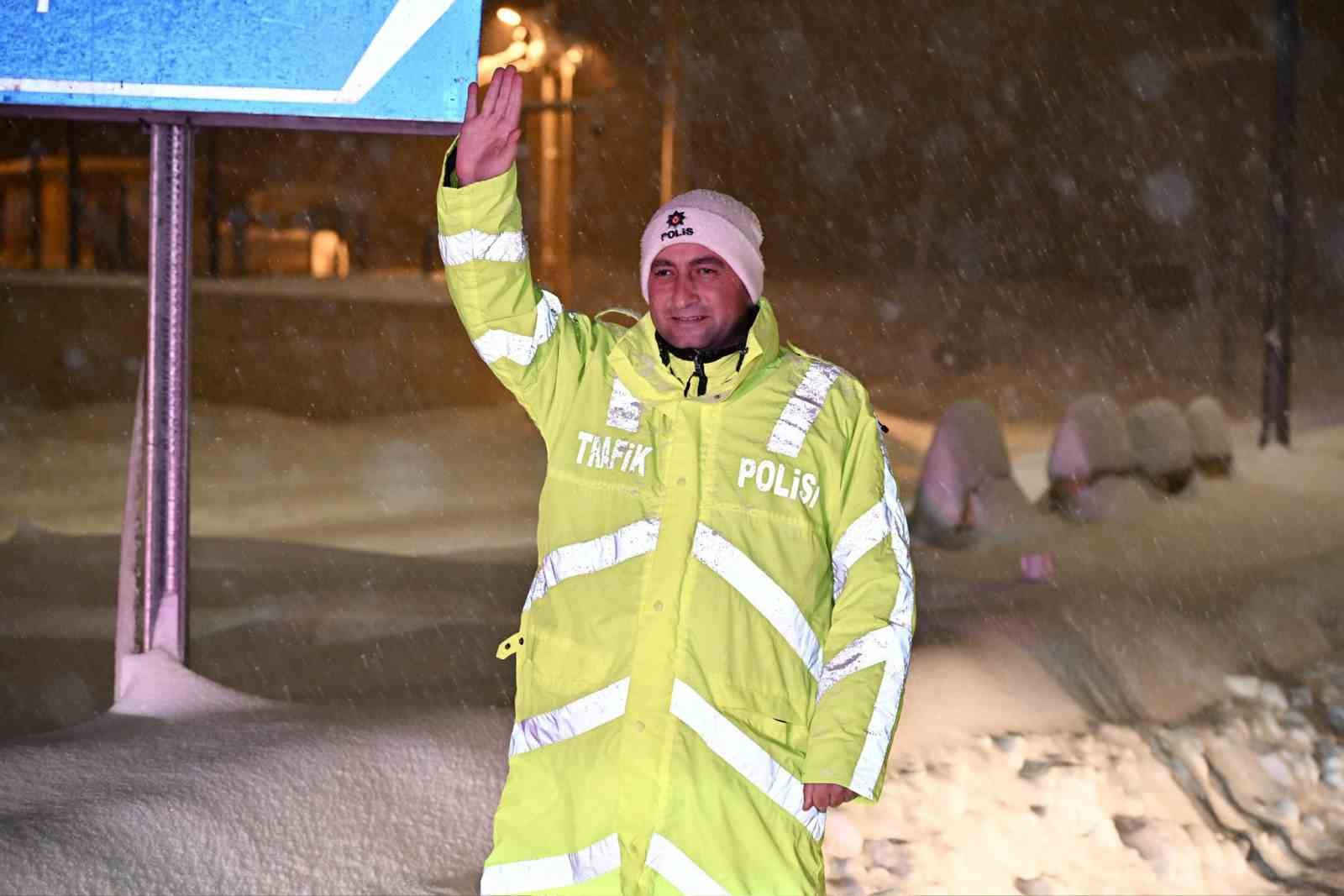 Tipiye rağmen görev başındaki polisler yolda kalanların yardımına koştu
