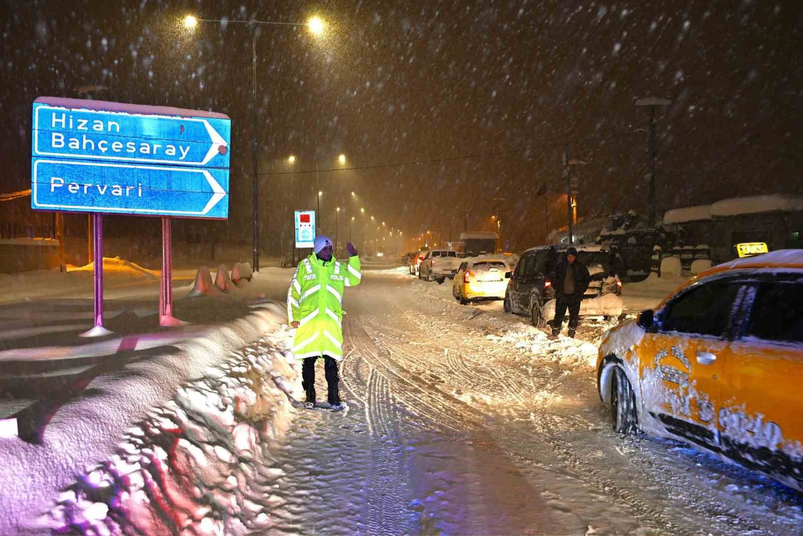 Tipiye rağmen görev başındaki polisler yolda kalanların yardımına koştu
