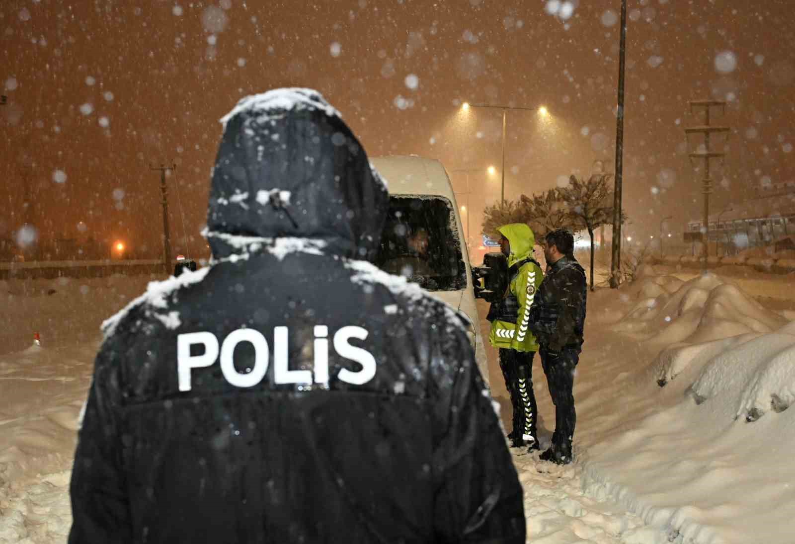 Tipiye rağmen görev başındaki polisler yolda kalanların yardımına koştu
