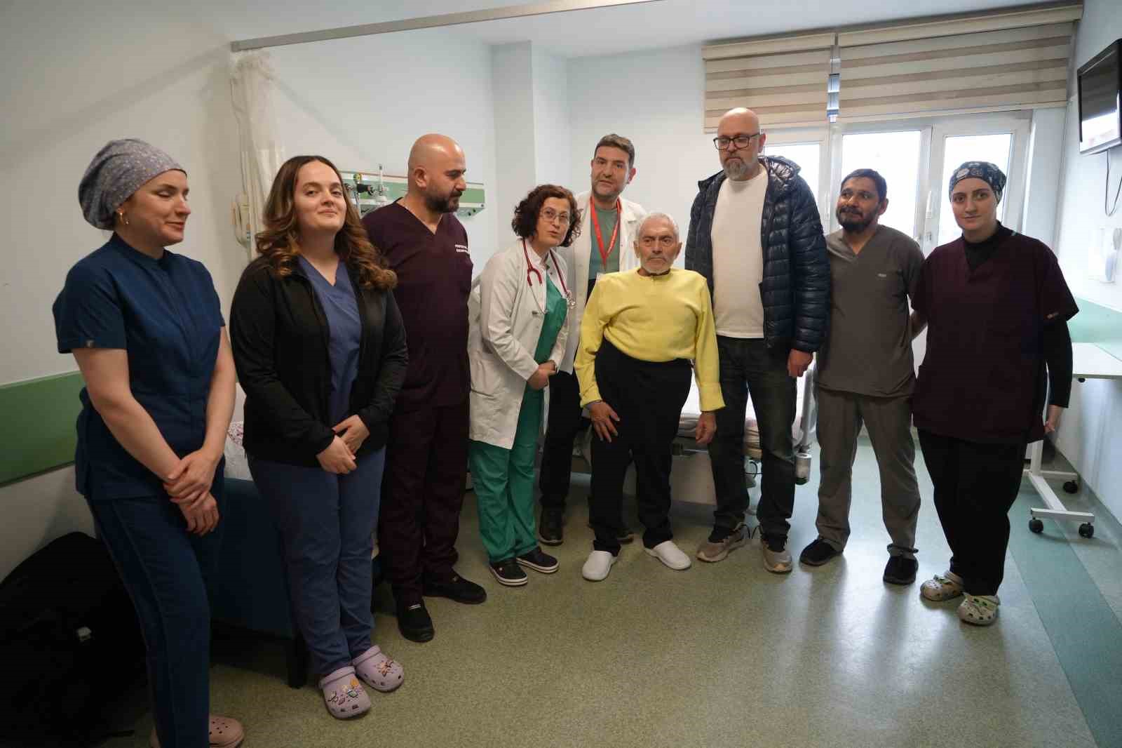 Tıpta nadir vaka: Eğri göğüs kafesi ve skolyoza rağmen kalbi saatlerce durdurularak hayata döndürüldü
