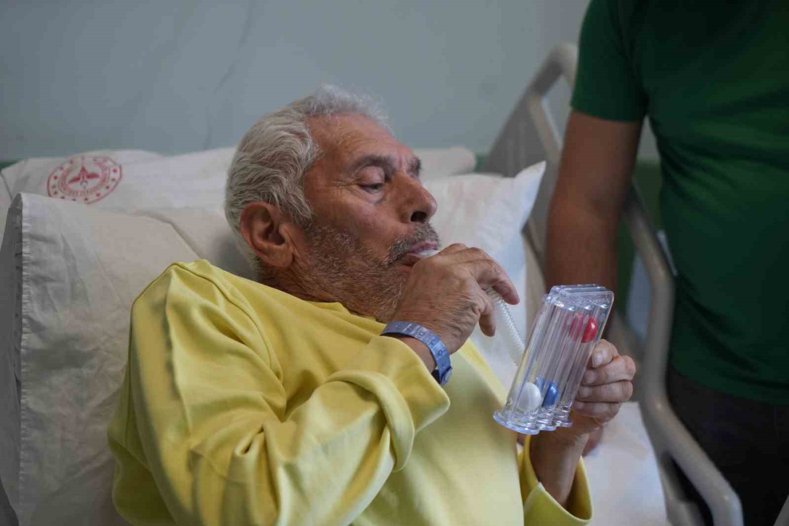 Tıpta nadir vaka: Eğri göğüs kafesi ve skolyoza rağmen kalbi saatlerce durdurularak hayata döndürüldü
