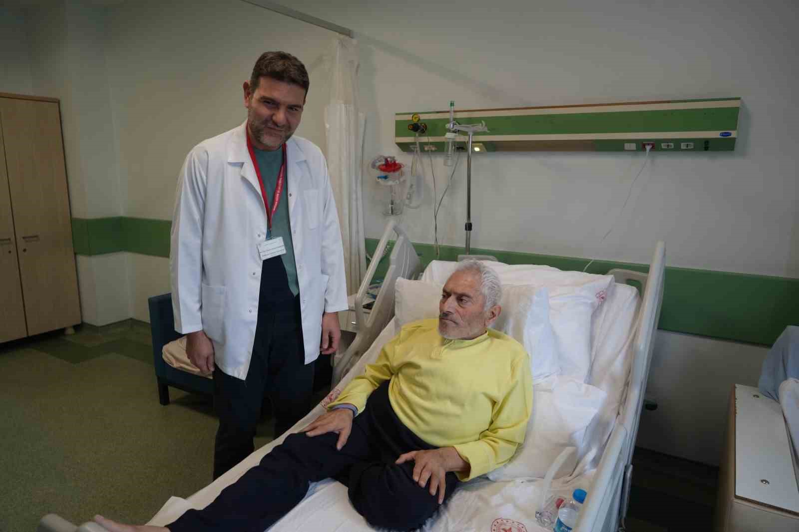 Tıpta nadir vaka: Eğri göğüs kafesi ve skolyoza rağmen kalbi saatlerce durdurularak hayata döndürüldü
