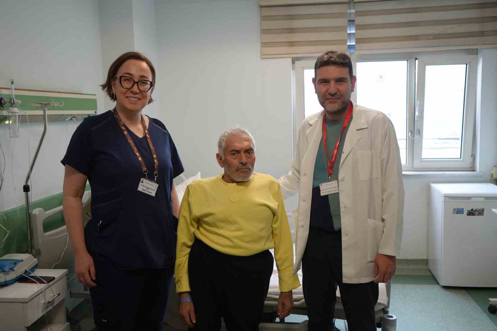 Tıpta nadir vaka: Eğri göğüs kafesi ve skolyoza rağmen kalbi saatlerce durdurularak hayata döndürüldü
