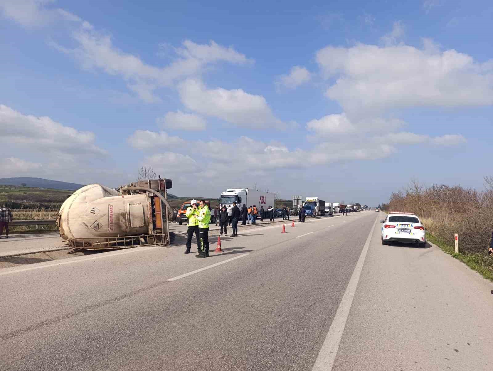 Tır devrildi: 1 yaralı
