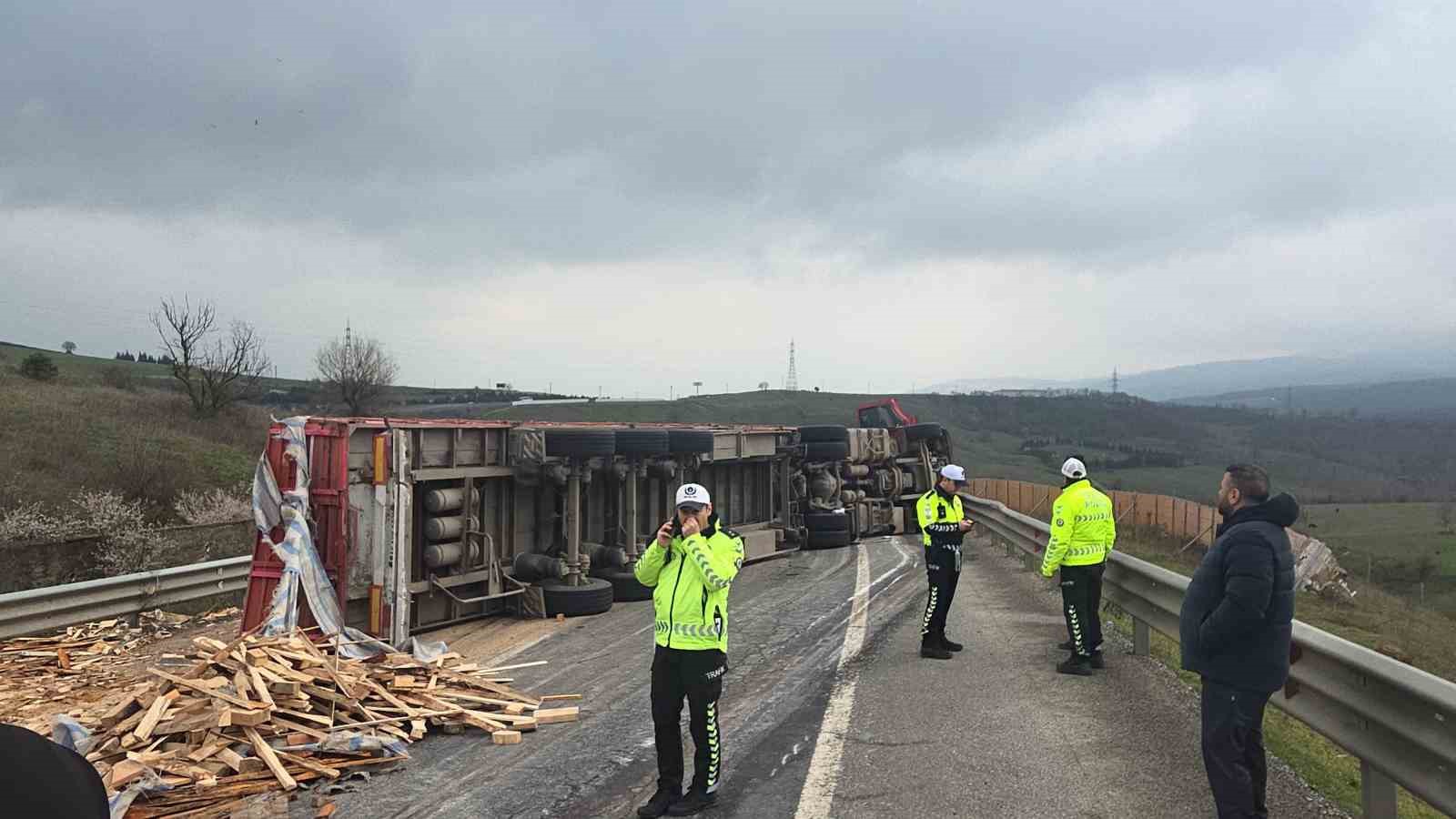 Tır devrildi: Bursa yolu ulaşıma kapandı
