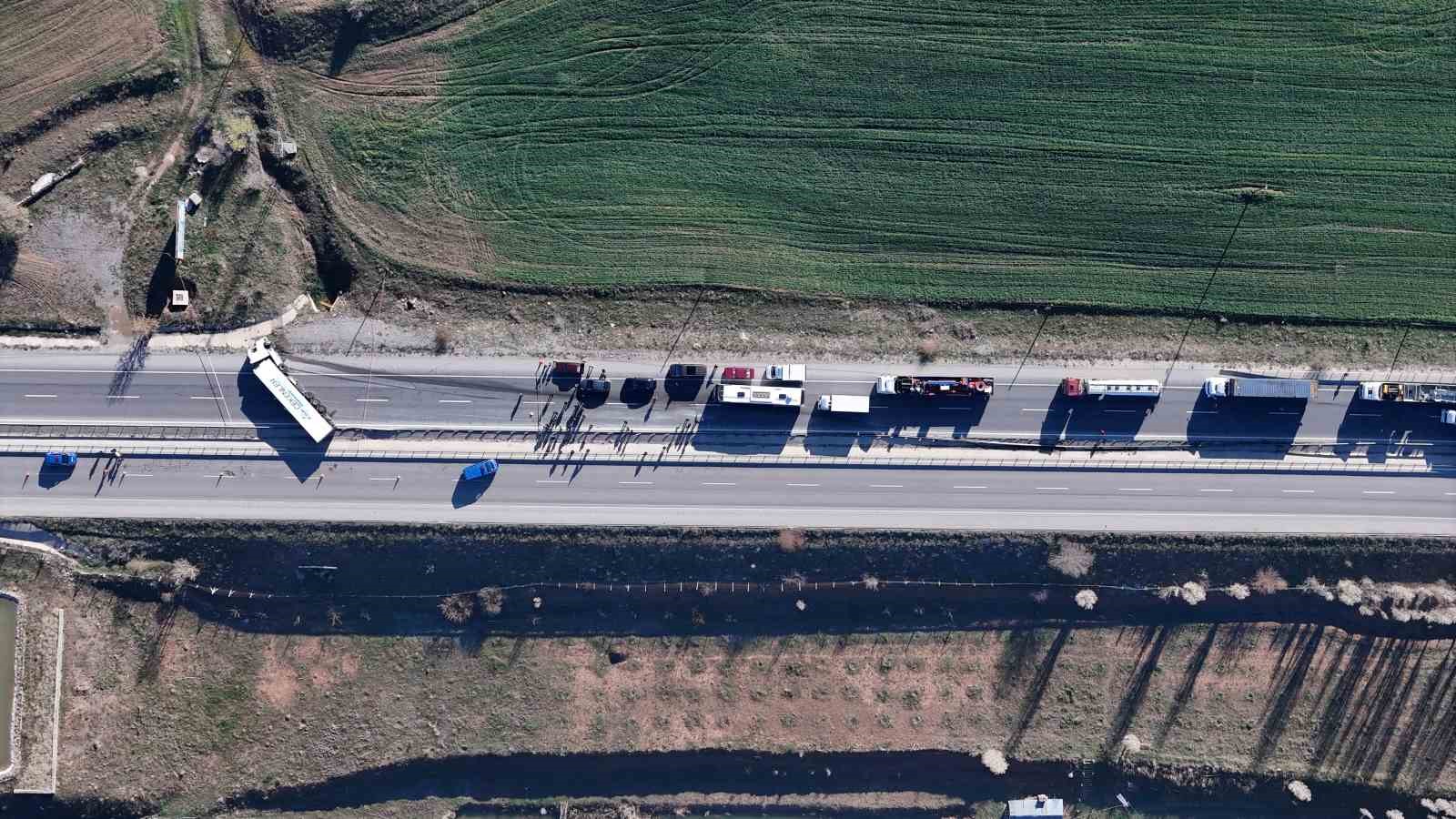 Tır devrildi, Kayseri-Sivas yolunda uzun araç kuyruğu oluştu
