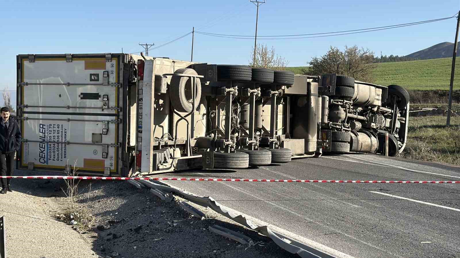 Tır devrildi, Kayseri-Sivas yolunda uzun araç kuyruğu oluştu
