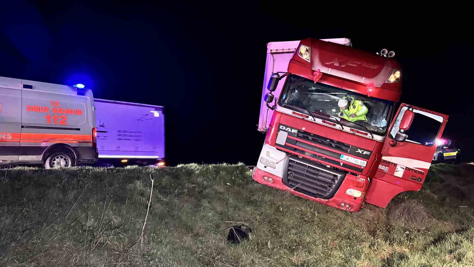 Tır devrilmekten son anda kurtuldu
