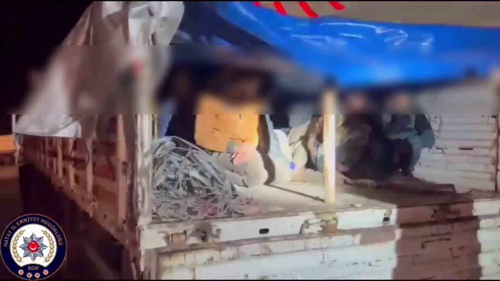 Tır dorsesinde branda altında saklanan 12 kaçak göçmen yakalandı
