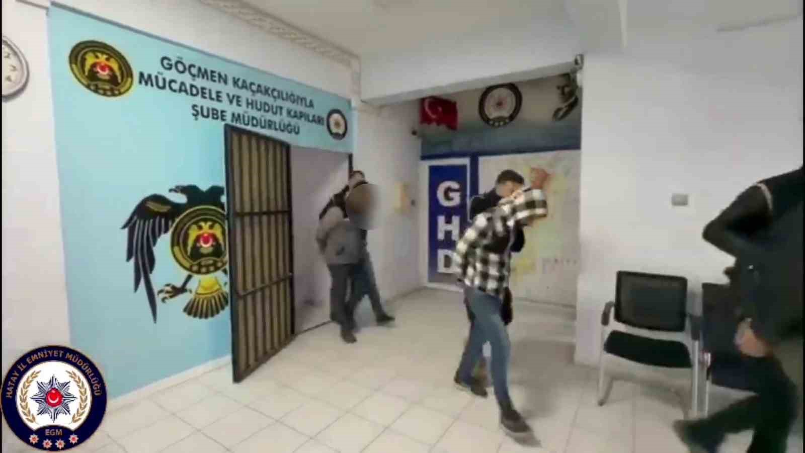 Tır dorsesinde branda altında saklanan 12 kaçak göçmen yakalandı
