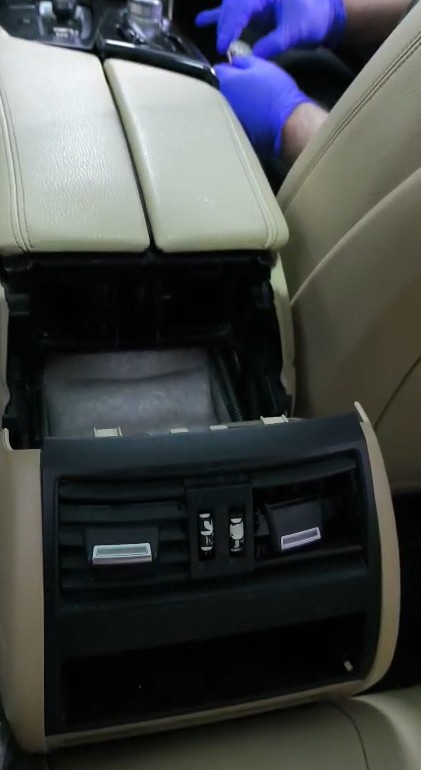 Tır dorsesindeki hasarlı araçta  2.7 kilo uyuşturucu ele geçirildi
