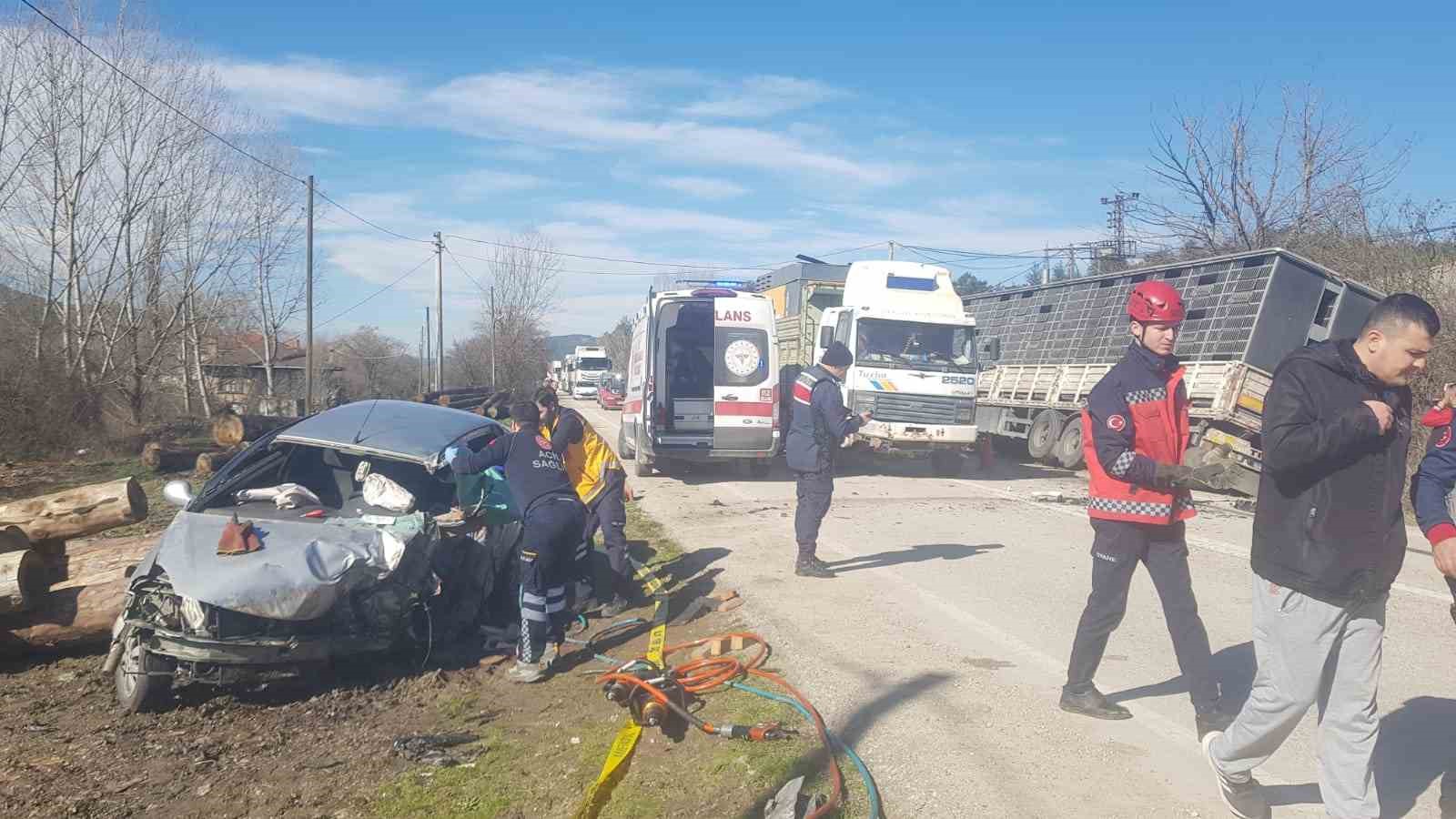 Tır ile kafa kafaya çarpışan otomobilin sürücüsü hayatını kaybetti
