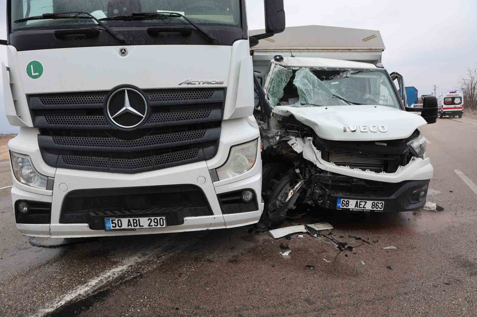 Tır ile kamyonet çarpıştı: 2 yaralı
