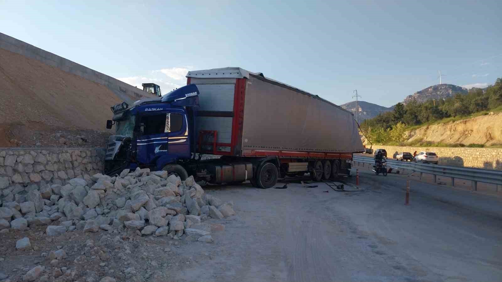 Tır rampaya çarptı, fırlayan mermerler minibüsü parçaladı: 1 ölü, 3 yaralı
