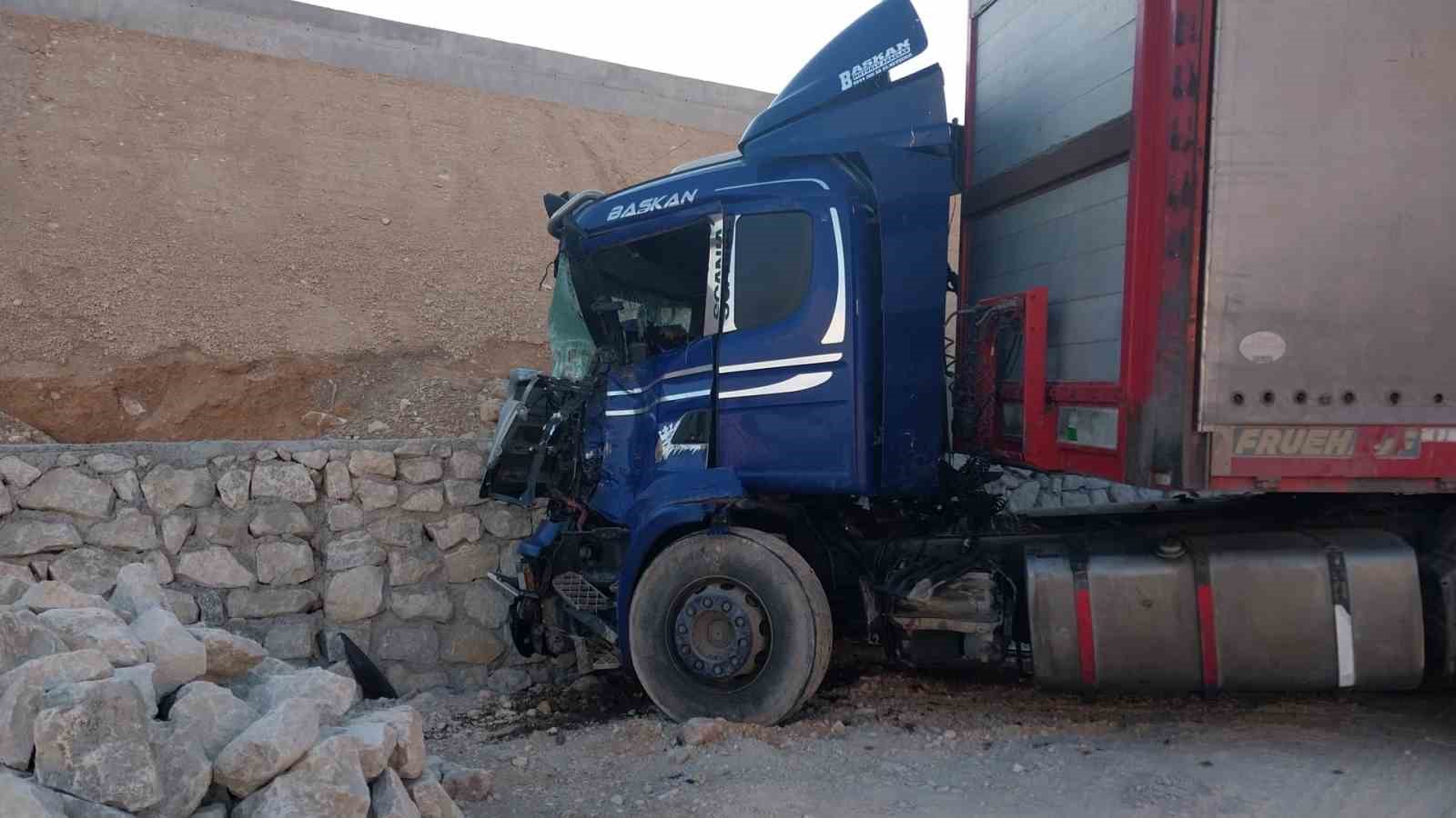 Tır rampaya çarptı, fırlayan mermerler minibüsü parçaladı: 1 ölü, 3 yaralı
