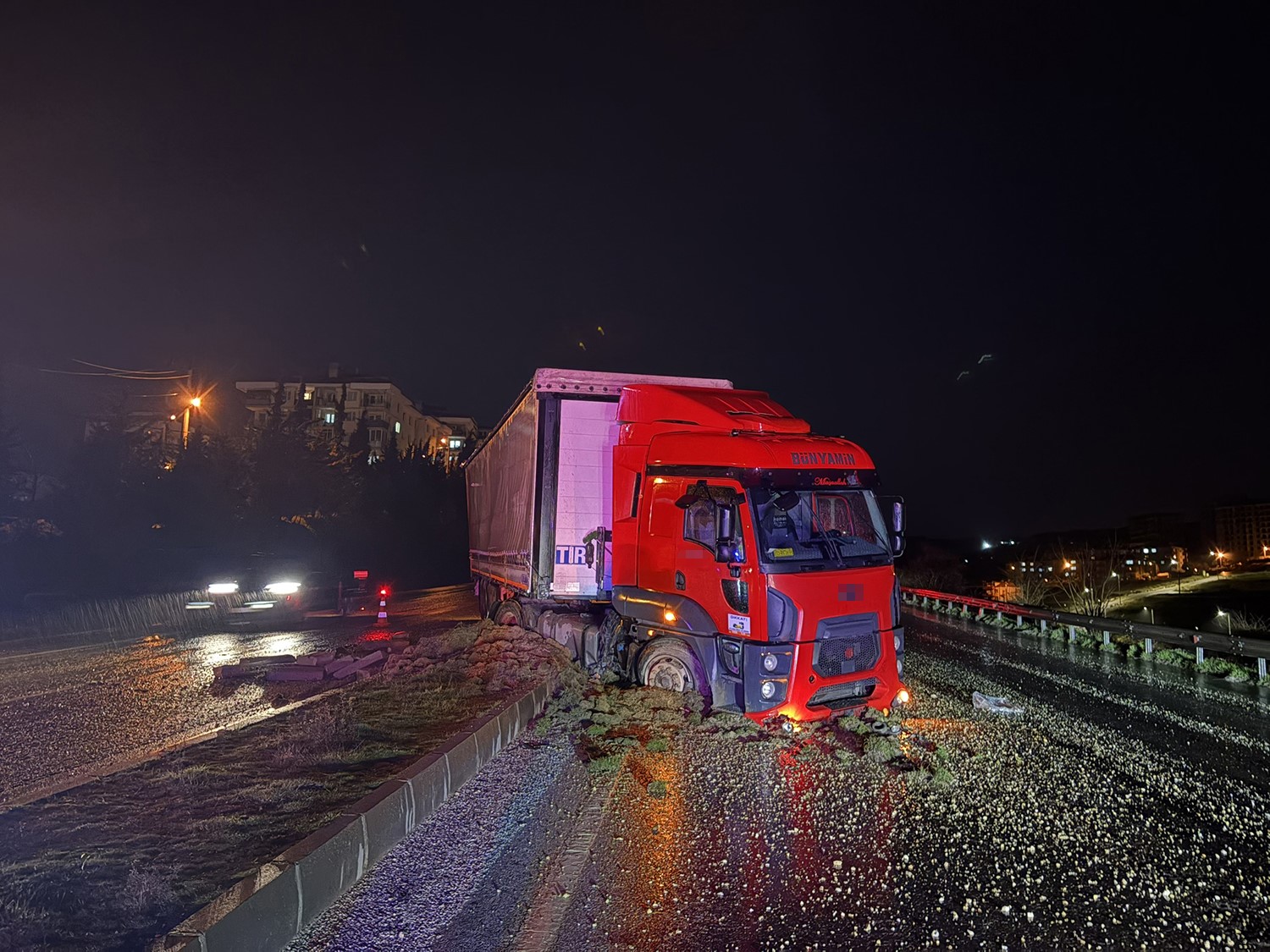Tır refüje çıktı, 2 otomobil zarar gördü
