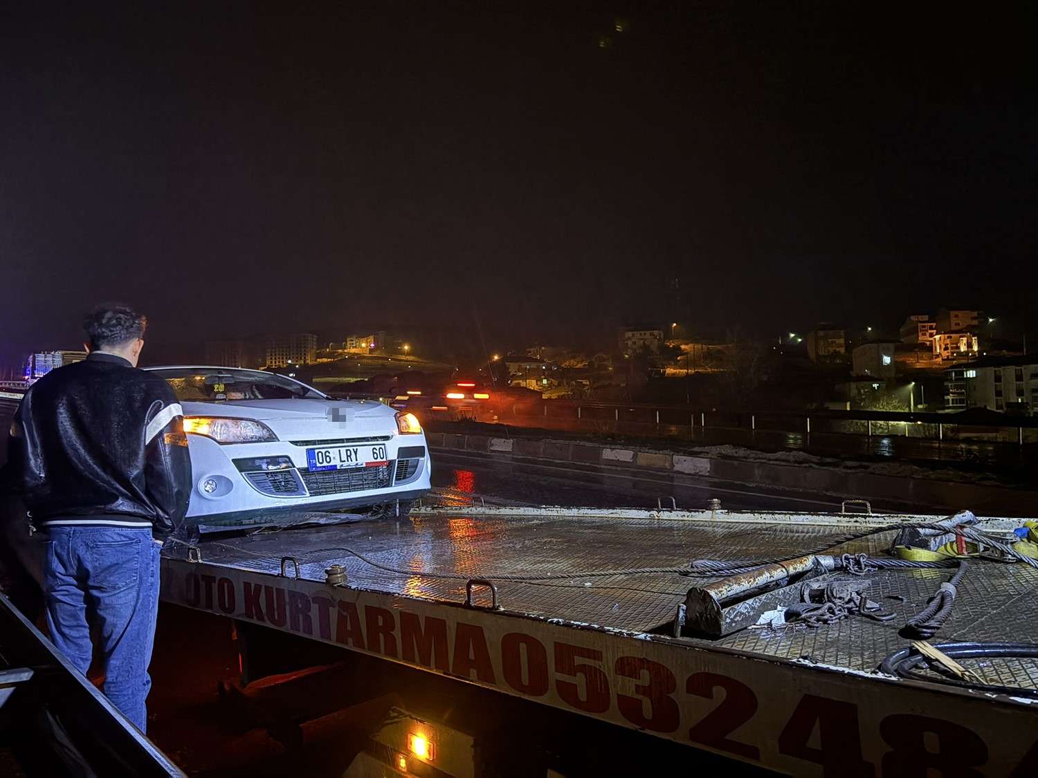 Tır refüje çıktı, 2 otomobil zarar gördü
