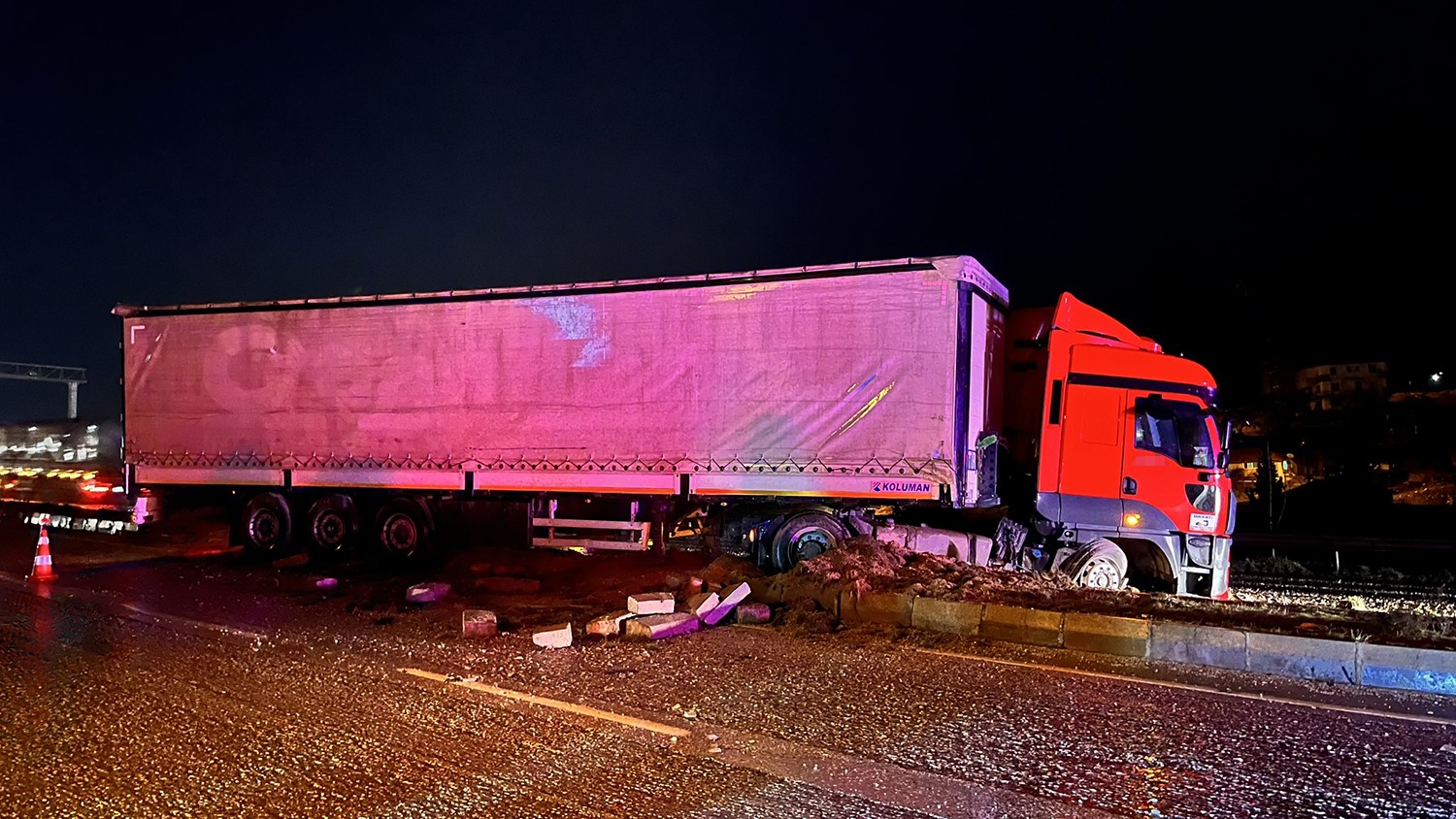 Tır refüje çıktı, 2 otomobil zarar gördü
