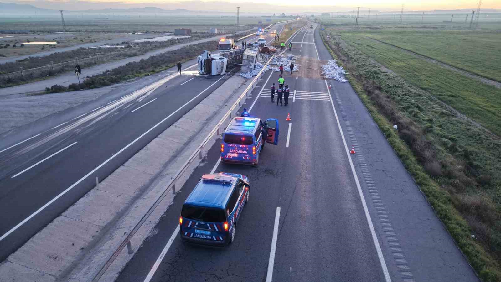 Tır refüje devrildi, yardım etmek için duran araca başka araç çarptı: 6 yaralı
